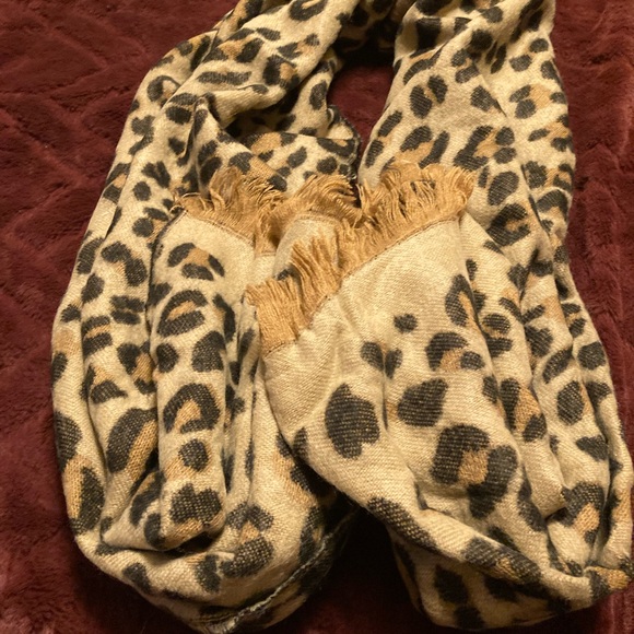 NY&CO leopard print oversized scarf with fringe. - Picture 5 of 7
